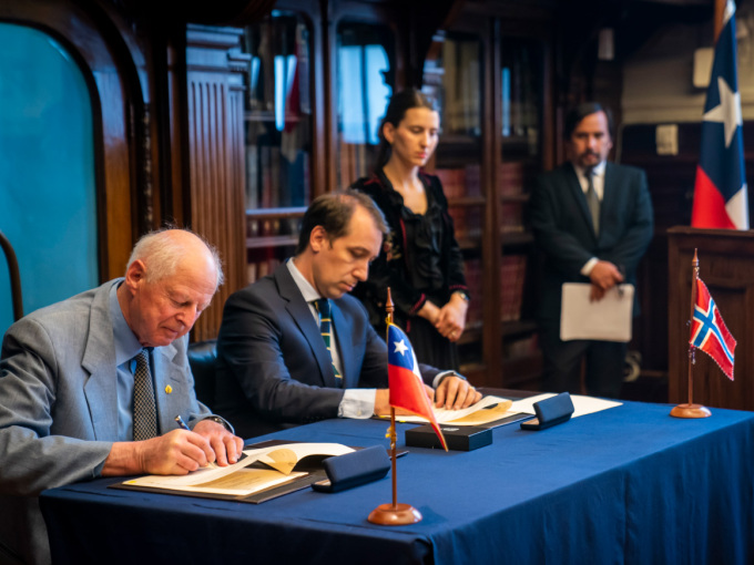 Thor Heyerdahl jr. and Chile's Director General for Cultural Heritage Carlos Maillet sign the agreement. Photo: Heiko Junge / NTB scanpix